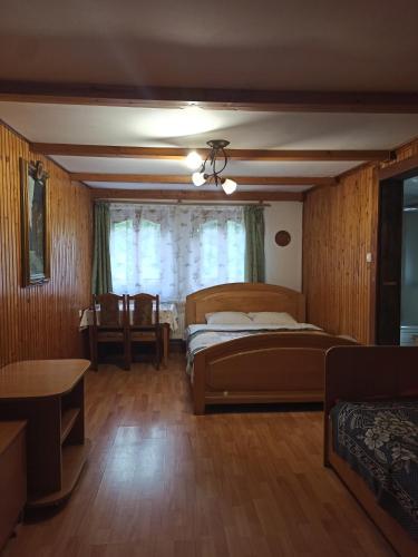 1 queen bed, 1 twin bed