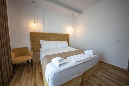 4 twin beds