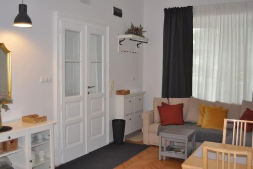 Jane's Place, experience the atmosphere of a historic villa & free parking, Ljubljana (photo 2)