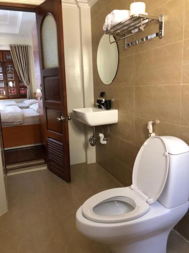 room detail thumbnail 2