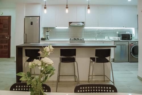 Cozy Room in Cascais City with Full Kitchen 5 minutes from the beach, Cascais
