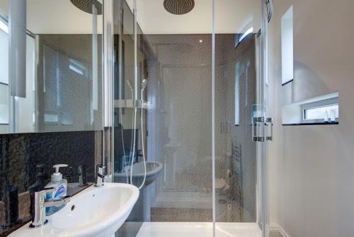 The Long Hall 2 Bed Ground Floor Annexed Apartment - Sleeps 6 - Chesterfield