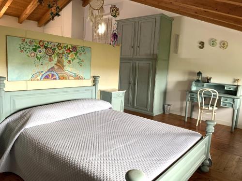 1 queen bed, 2 twin beds