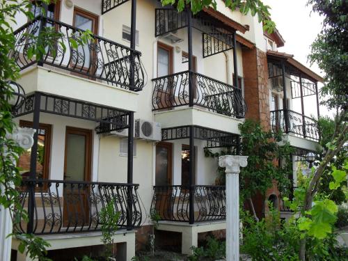 Vista exterior, Villa Ozalp Apartments in Dalyan