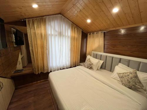 Modest - home away from home - image 3