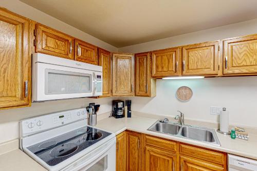Buffalo Village Condo & Treetop Hideaway in Silverthorne, USA