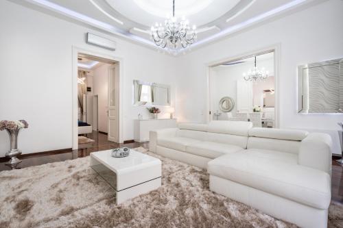 . Opera Balkony Luxury Apartment