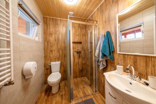 2 bedrooms, 5 beds