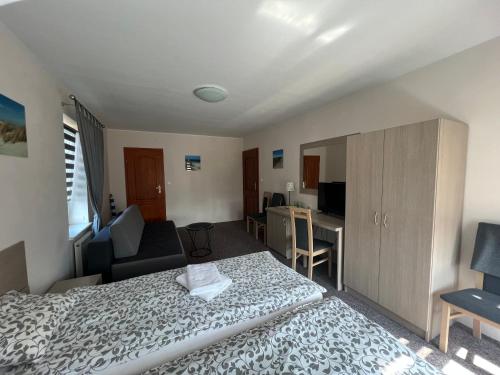 2 twin beds, 1 sofa bed