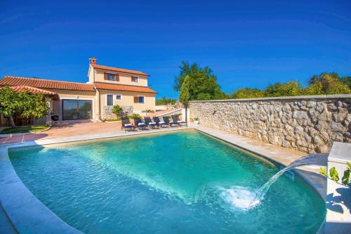 Gorgeous Pool Villa with a fenced garden – khách sạn tại Svetvincenat