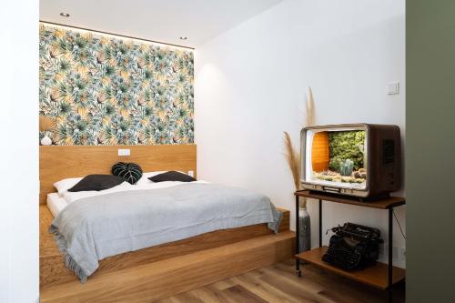 One-Bedroom Apartment 5 Adults room in Urban Jungle Apartments