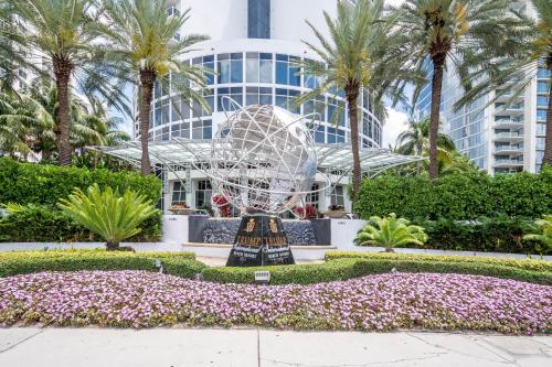 TRUMP INTL 2 BEDROOM APARTMENT 1600 Sqf Ocean and Bay View in Miami Beach, USA