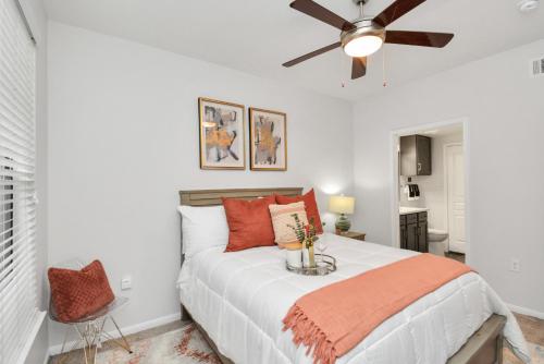 The Sunshine Oasis near Rice Village in Houston! in Houston, USA