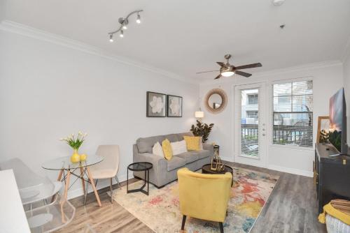 The Sunshine Oasis near Rice Village in Houston! in Houston, USA