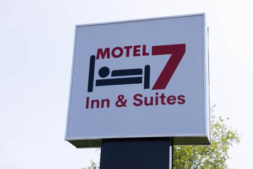 Motel 7 Inn & Suites