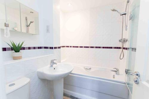 #Cloudstays Birmingham - City Getaway Luxury Townhouse Free Parking 2 Lakes, Бирмингем (фото 9)