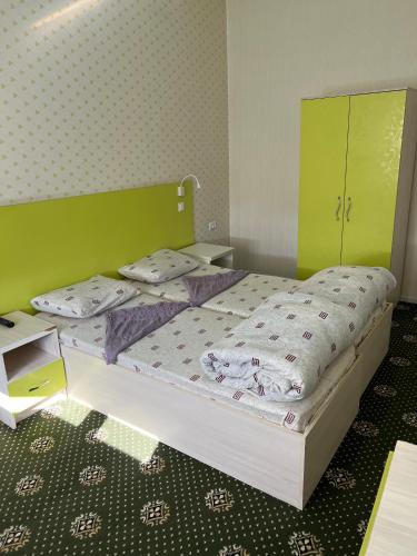 2 twin beds