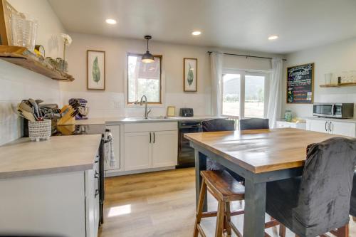 Modern South Fork Vacation Rental with Deck and Grill! in South Fork, USA
