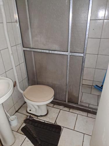 Quarto privativo, banheiro externo.