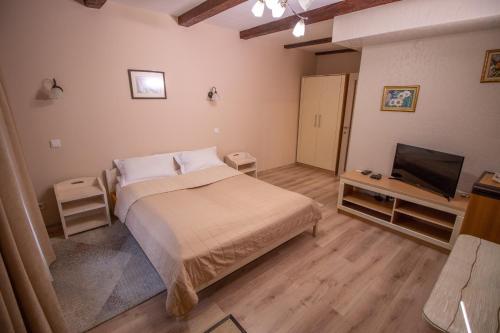 1 queen bed