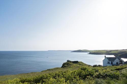 Enchanting Harbourside Cottage with Panoramic Views