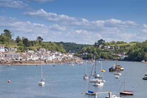 Enchanting Harbourside Cottage with Panoramic Views