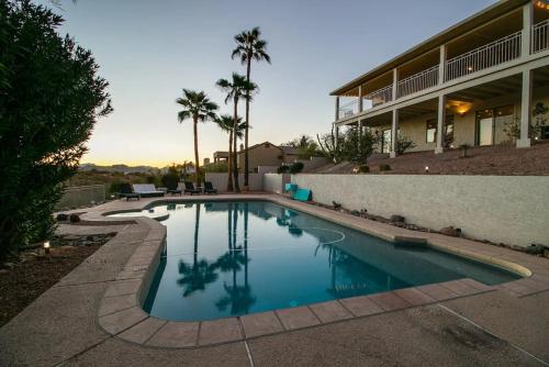 Spacious Hillside 5 Bdrm with Pool and Views - image 2