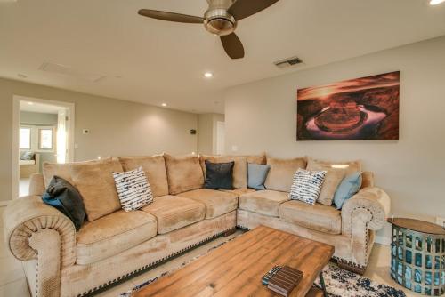 Spacious Hillside 5 Bdrm with Pool and Views - image 5