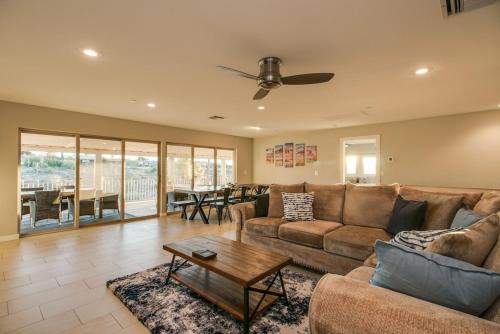 Spacious Hillside 5 Bdrm with Pool and Views - image 7