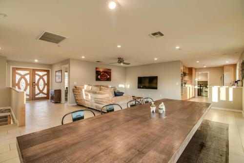 Spacious Hillside 5 Bdrm with Pool and Views - image 9