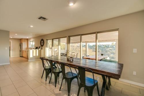 Spacious Hillside 5 Bdrm with Pool and Views - image 10