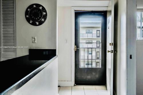Amazing condo 5 minute walk to the beach! in Miami Beach, USA