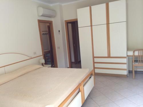1 queen bed, 1 twin bed