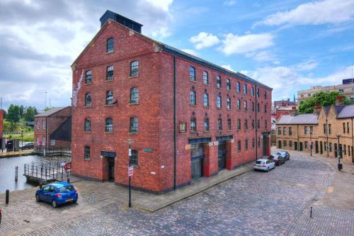 Beautiful 1-Bed Apartment in Grade Listed Warehouse - Victoria Quays, Sheffield City Centre, FREE Parking, Pet Friendly, Netflix