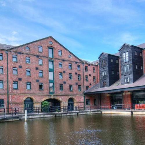 Beautiful 1-Bed Apartment in Grade Listed Warehouse - Victoria Quays, Sheffield City Centre, FREE Parking, Pet Friendly, Netflix