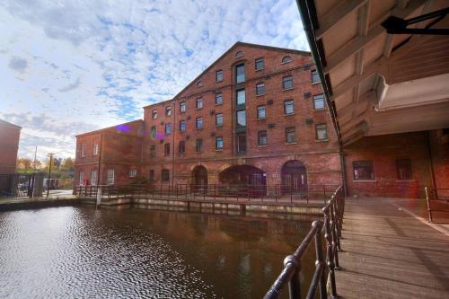 Beautiful 1-Bed Apartment in Grade Listed Warehouse - Victoria Quays, Sheffield City Centre, FREE Parking, Pet Friendly, Netflix