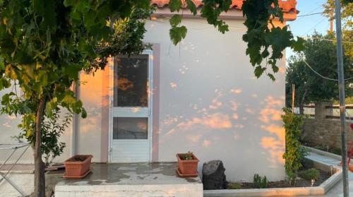 Theros Garden House in Moudrosa