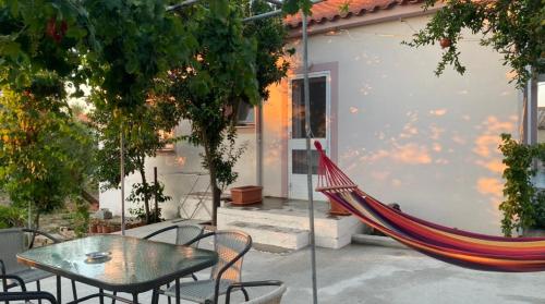 Theros Garden House in Moudrosa