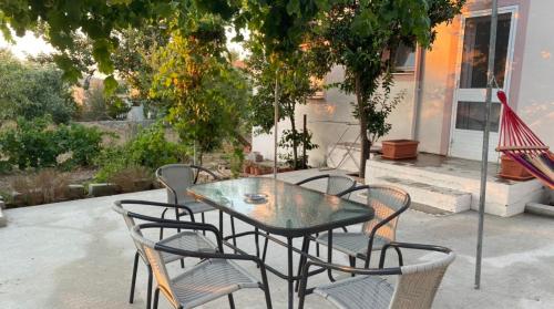 Theros Garden House in Moudrosa