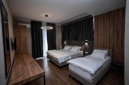 1 queen bed, 1 twin bed