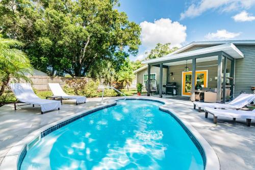 Home w/heated pool 10 mins to Clearwater Beach!