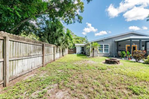 Home w/heated pool 10 mins to Clearwater Beach! in Largo, USA