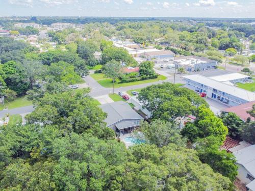 Home w/heated pool 10 mins to Clearwater Beach! in Largo, USA