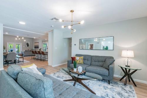 Home w/heated pool 10 mins to Clearwater Beach! in Largo, USA