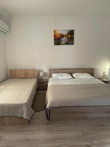 1 queen bed, 1 twin bed
