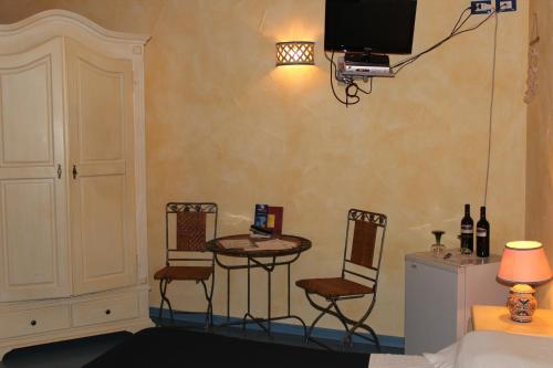 Double Room image 3