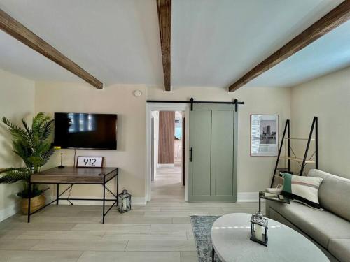 Ariannas Modern Makeover in Grand Rapids, USA