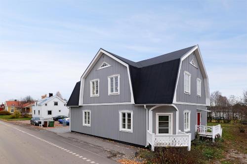 Guestly Homes - 4BR Charming Apartment - Böle