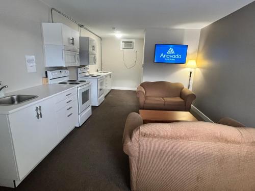 Kitchen, Anavada Inn & Suites - Prince George in Prince George City Center
