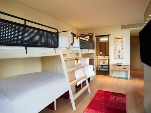 Quad Bunk, Guest room, 4 Twin bunk, City view